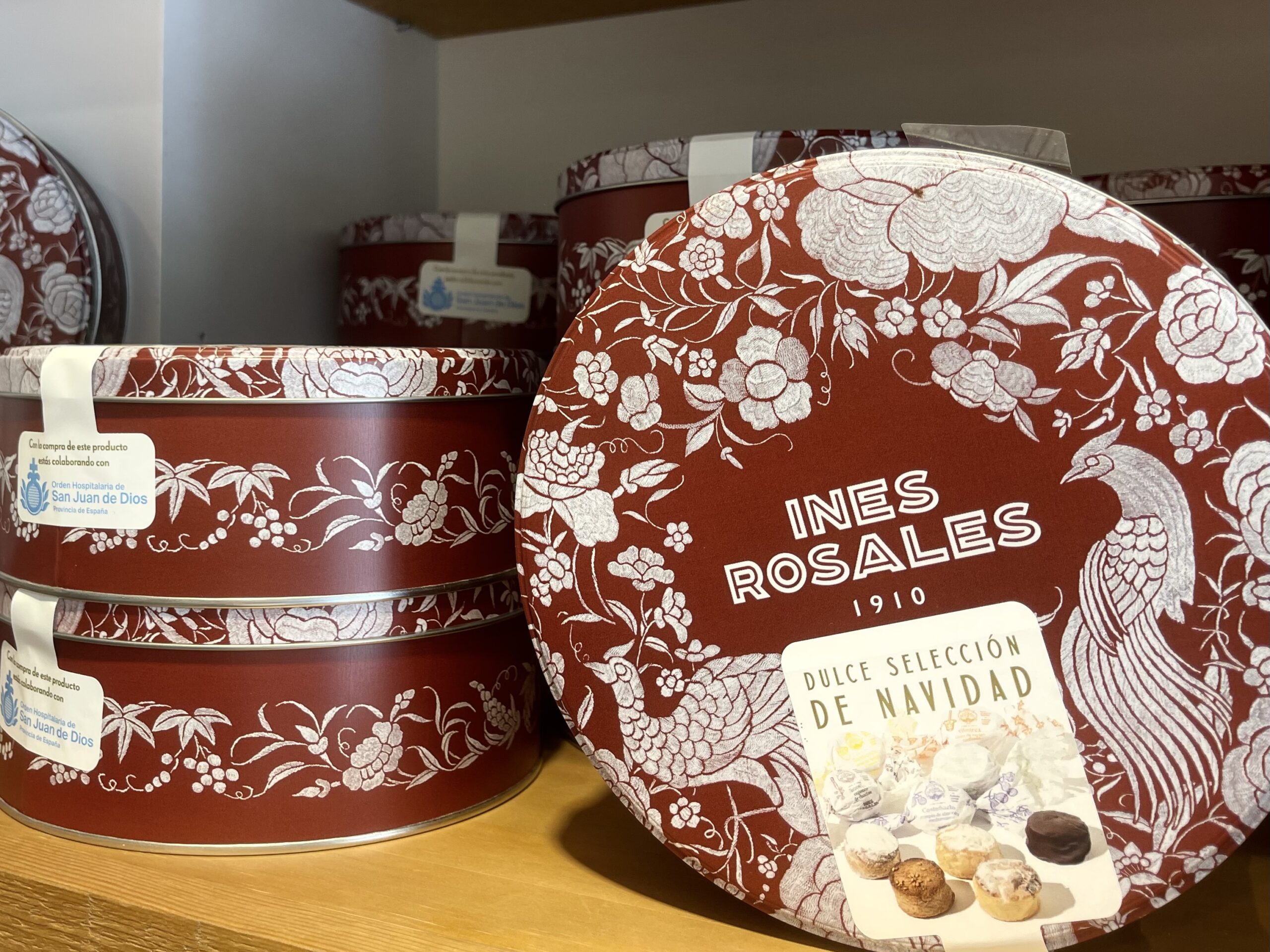 Latas de polvorones de Inés Rosales