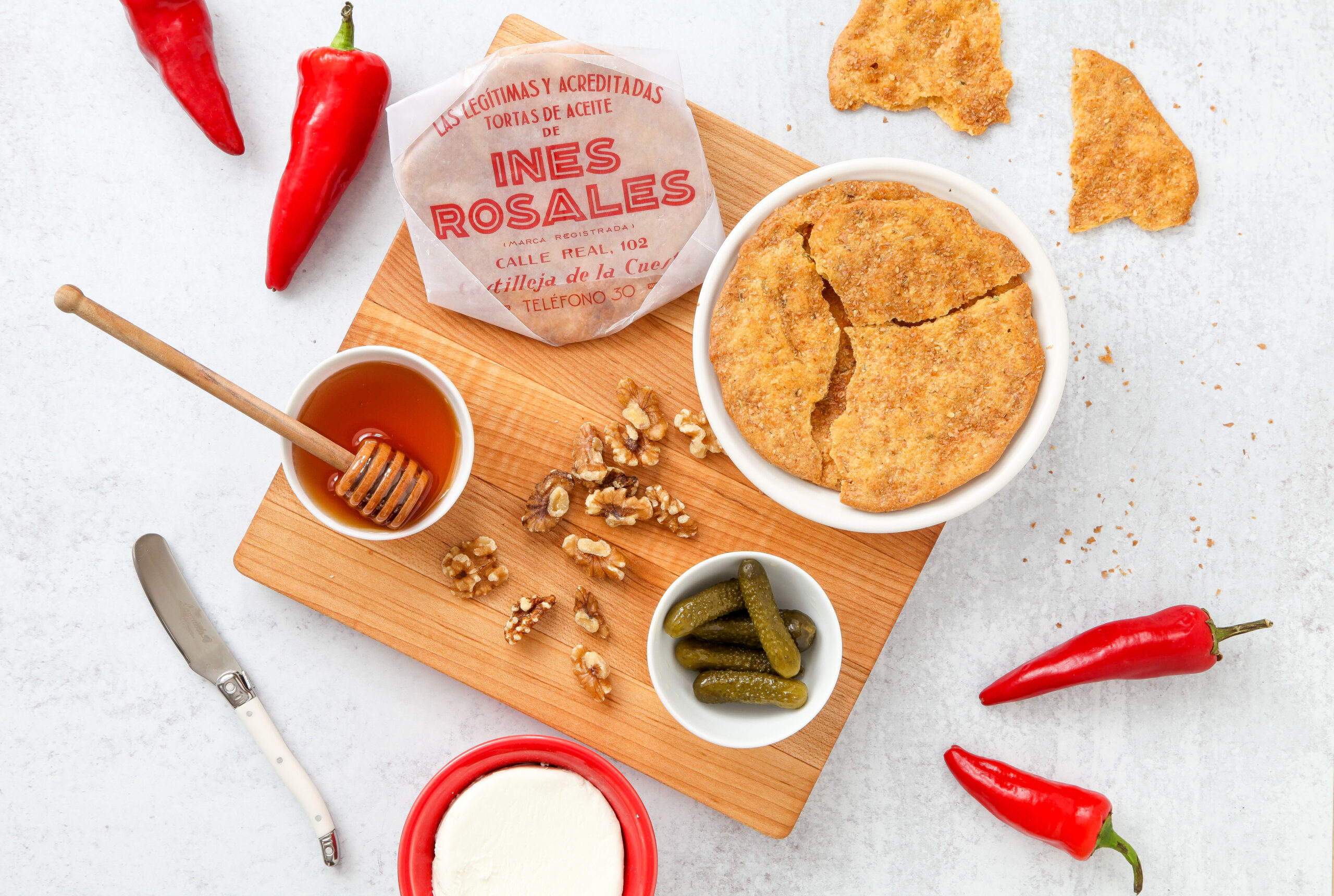 Momento consumo con la Torta de Aceite con Pimiento de Espelette